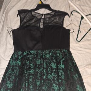 Chic Black and Green Lace Midi Dress